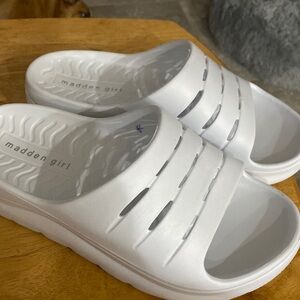White slides size 8 Madden girl @MN